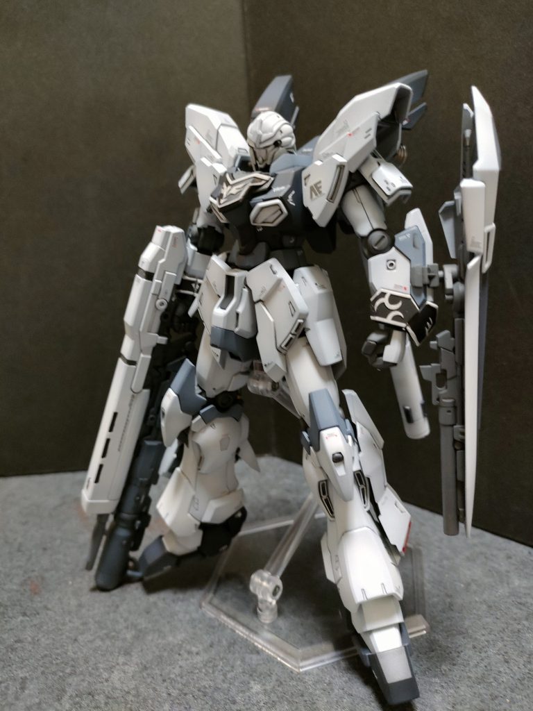 薄いグレー部分はメカサフスーパーヘビーからの混色したオリジナルグレーでグラデーション塗装。他もグラデーションかけて塗装。スジ彫りしない分、塗装に力を入れております。今はスジ彫りがガンプラの主流だけど、いつかゴチャゴチャしてないスッキリしたガンプラ作品流行るといいな。