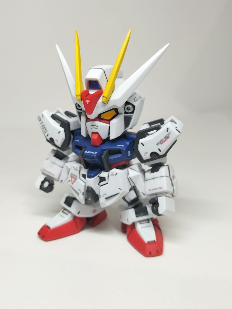 まずは素トライクから✨️このキットは特に顔の造形が好みです(gundam-kao3)設定画に近い雰囲気ですよね～顔の造形をしっかり味わえるのもＳＤの魅力だと思います(gundam-kao6)