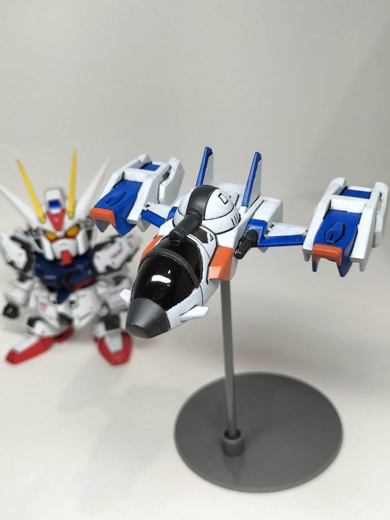 そしてスカイグラスパーも付属！水色の単色成形ですが造形は良く出来ています。たまごひこーきみたいでかわいい(gundam-kao3)