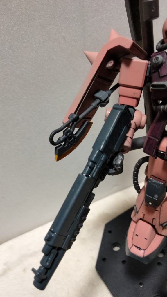 マシンガンはザクⅡ改の試作。盾も攻撃用。ヒートホークは敵の武器を壊す投てき用。