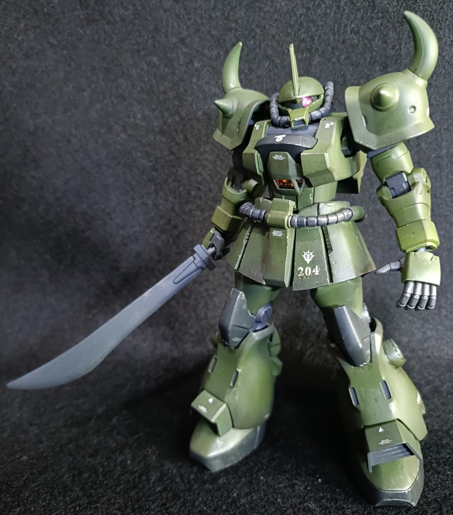 正面。ヤーコブ機初期型。ヤーコブ大尉率いる義勇軍は、旧式や試験機など恵まれない配備状況ながら、常に最前線で戦うしかなかった。グフ飛行試験型もそんな機体である。ガンダムベースで仕入れたグフ飛行試験型を魔改造。本パーツはあまり使えないという勿体なさ。そのままだと太すぎる脚パーツも使用せず、余剰パーツにパテ盛して作成。腰パーツはジャンクパーツの他ザク系統からミキシングしてスカート延長しながら仕上げてます。