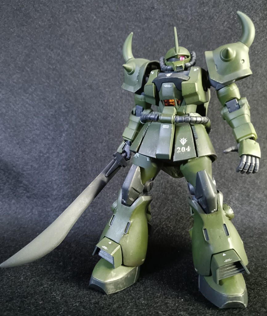 正面。グフ飛行試験型ヤーコブ機初期。ヤーコブ大尉率いる義勇軍は、軍閥化の傾向が強いジオン公国軍の中での扱いは酷く、旧式機や試験機など寄せ集め部隊でありながら最前線で戦うことを強いられた。グフ飛行試験型もそんな機体の一つであった。ガンダムベースで仕入れたグフフライトタイプを魔改造。当初はフライトの脚を削ろうとしてましたが技術的に断念、余剰脚パーツにパテ盛して作成。腰パーツも近藤っぽくないので、ジャンクパーツの他ザク系統からミキシングしてスカート延長しながら仕上げてます。