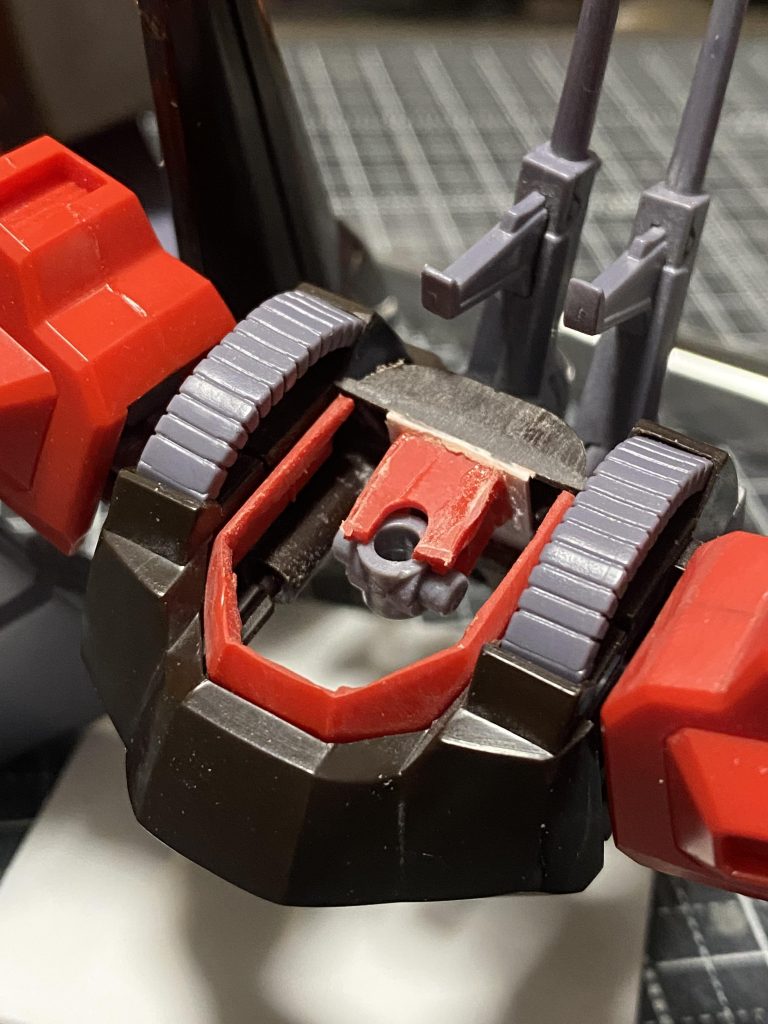 首周りをくり抜いて頭を沈めれる様に改修してます。