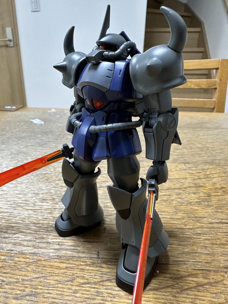 相変わらず明るい🔆青系が苦手でして…またまたこんな色系になってましたました💦グフも悲しそうに遠い目になってます…&nbsp;