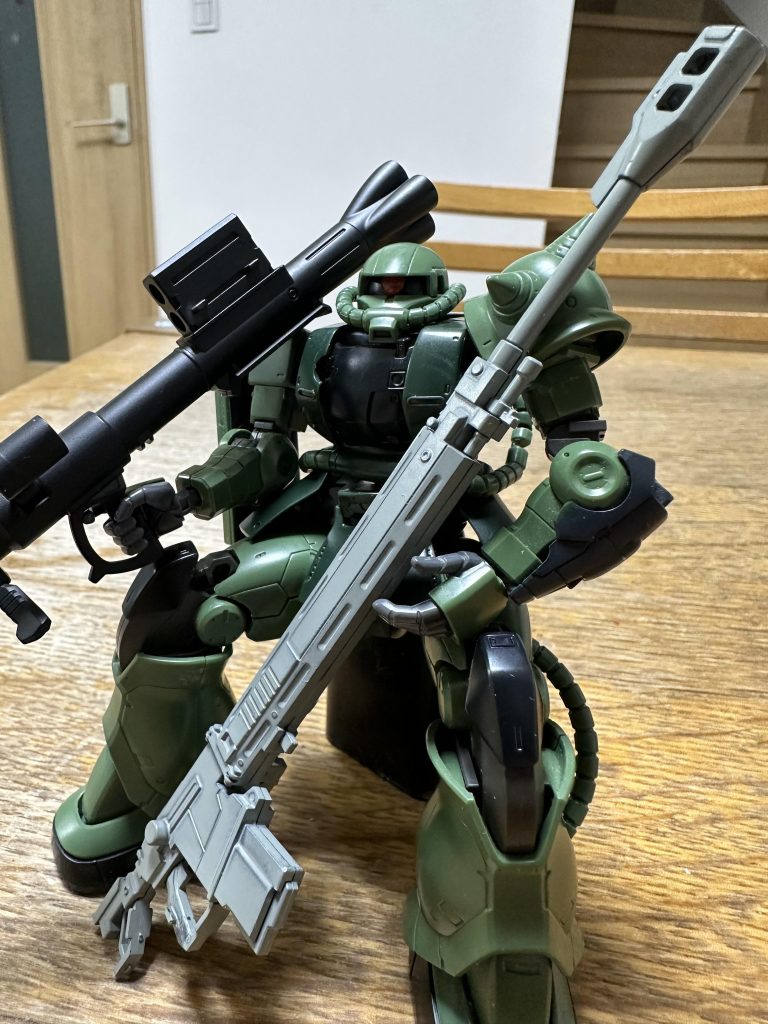 腰掛ける🪑ザクお疲れ様