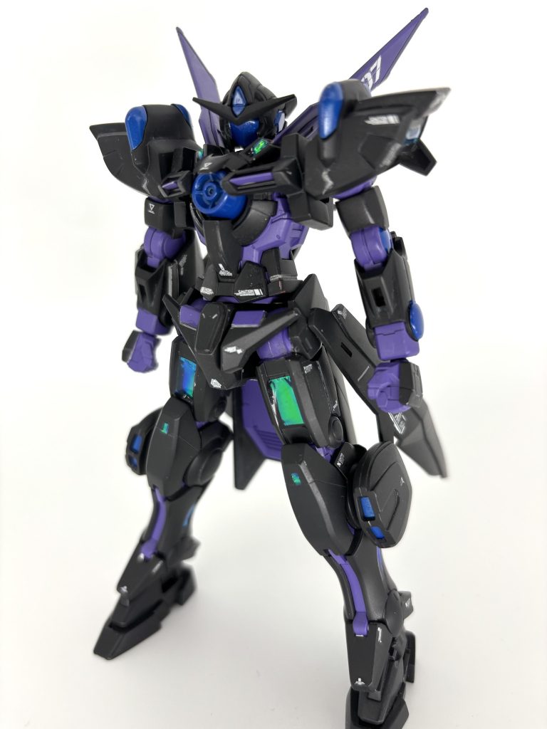 エクシアB.A（ブラック.アヴェンジャー）ガンダムを取り上げられた男のガンプラ。GPDに最適化された、超近接特化機体。仮面の下には、幼き日の思い出と共に、ガンダムの顔が今も佇んでいる。世界観設定GBNが生まれるよりも、数年以上前──ガンプラバトル界隈に激震を走らせた者がいた。「俺以外の弱者が、