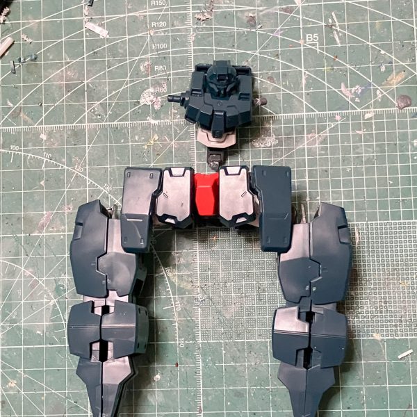 ラファエルガンダムに付属するセラヴィーIIを変形可動させるために工作しています。主な材料はボールデンアームアームズやパテ、セラヴィーガンダムのパーツ等々です。（2枚目）