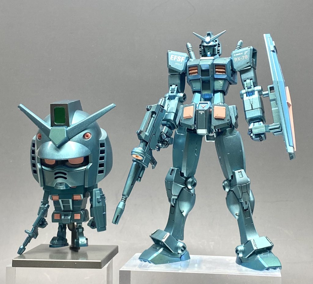 製作のキッカケとなったガンプラくんとツーショットです。最初は、まんまガンプラくんと同じ配色だったんですが、襟部分に違和感があったので、ポスター等を確認したら、やはり緑系なので、此処はポスター重視で塗り替えました。