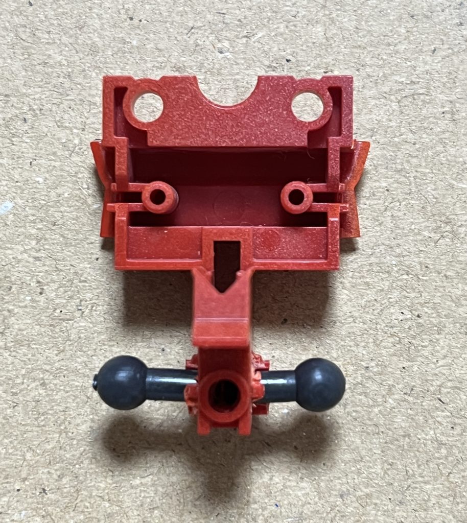 開脚できるように股関節はボールジョイントに置き換えました。こちらは5mm径が腿の受け側にジャストフィットしました。