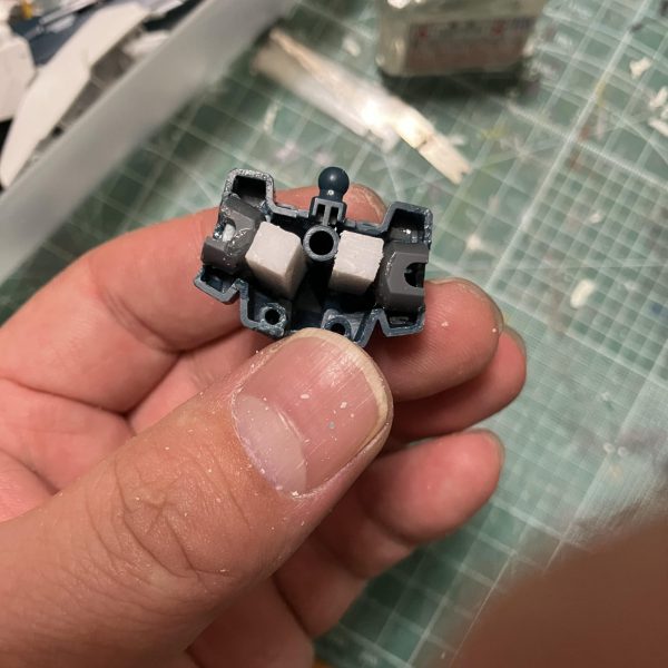 ラファエルガンダムに付属するセラヴィーIIを変形可動させるために工作しています。主な材料はボールデンアームアームズやパテ、セラヴィーガンダムのパーツ等々です。（3枚目）