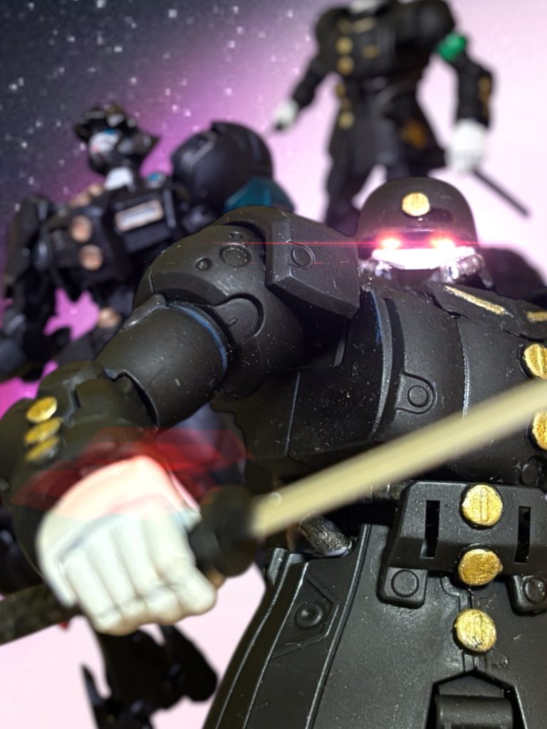 　完全なる奇襲だった。戦術、など、関係ない。　突如、ピンク色の閃光が空間に走ったかと思うと、そいつらは何もなかったはずの空間に現れたのだ。　現行のMS技術ではとても信じられないような、生物的な動きに、誰も太刀打ちできなった。連邦に、ネオ・ジオン。その宙域にいた戦力は須（すべから）く、そいつらに蹂躙され、淘汰された。