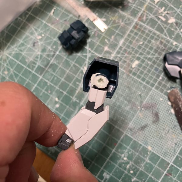 ラファエルガンダムに付属するセラヴィーIIを変形可動させるために工作しています。主な材料はボールデンアームアームズやパテ、セラヴィーガンダムのパーツ等々です。（4枚目）