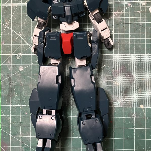 ラファエルガンダムに付属するセラヴィーIIを変形可動させるために工作しています。主な材料はボールデンアームアームズやパテ、セラヴィーガンダムのパーツ等々です。（5枚目）