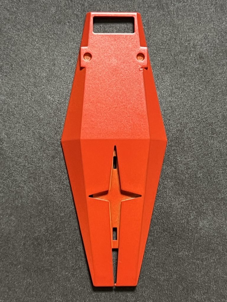 続いて安彦レッド。トマトのようなレッド、という印象で、若干オレンジと云うか朱色と云うか、まあそんな色調のレッドです。こちらはつやがあってかなり鮮やかに発色していてちょっと主張が強すぎる印象だったので、つや消しトップコートを吹いて仕上げました。