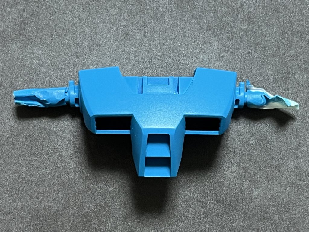 クレオスの1500番手のホワイトサーフェイサーを下地にして塗装しました。こちらは安彦ブルー(勝手に命名)。淡くて若干濁りがあるような水彩っぽいブルーで、大先生のイラストの風味がとてもよく再現されたブルーだと思います。塗膜はつや消しっぽい印象。