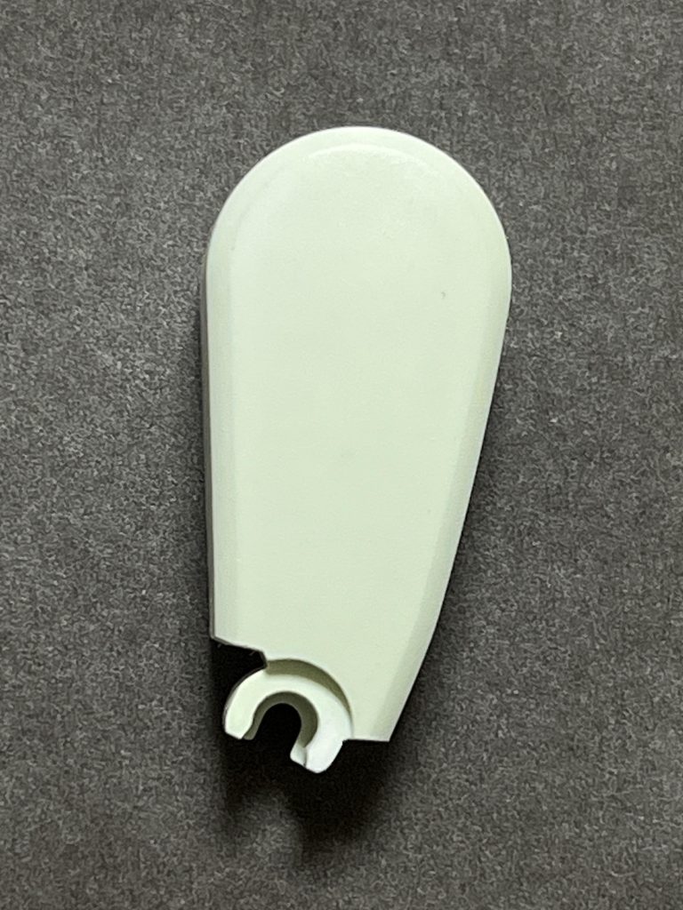 安彦ホワイトは旧キットというか、ジムの薄緑をさらに薄めた色というか、とにかくレトロ感ある色調のホワイトです。