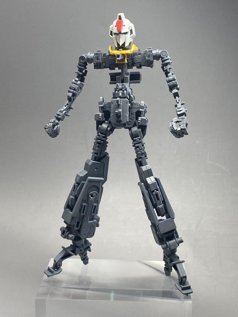 フレームパーツ…HGUCの様に頭部、腕、脚部の取り外しが出来ない為、各部を塗装、スミ入れ迄、済ませて順に組み込んでいきました。