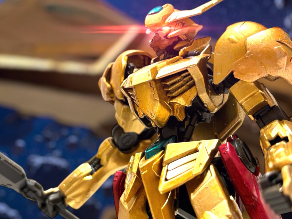 『聞こえるか、連邦軍のパイロット。』　今度は、別の男の声だ。華々しく、堂々としたその声は、昨年の秋、ダカールの議会を占拠して演説をした、あの男に似ているような気がした。　いつの間にか、デブリの向こうに巨大な戦艦が出現している。デブリの影になって、よく見えないが、どことなく、ジオン系の艦に見えた。その戦艦の前に、煌々と光を放つものが、一つ、存在している。（MS……黄金に輝く……？）男の声は、戦艦か、黄金のMSか、どちらかから発されているらしい。『我々は