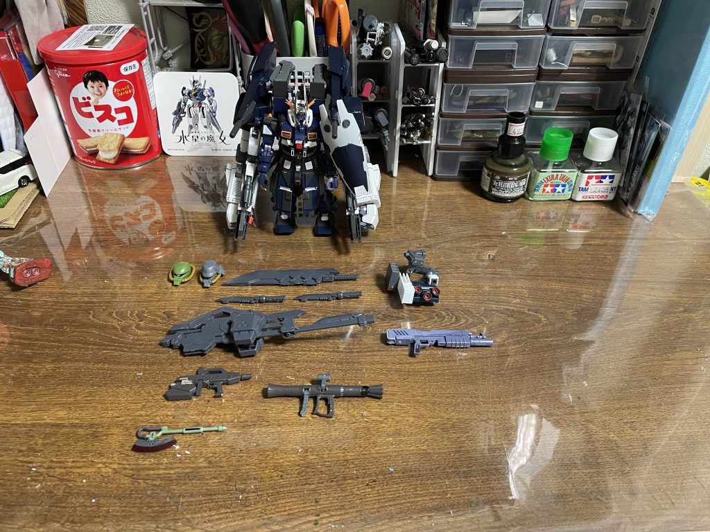 いつも通り武装紹介から今回使ったのはコトブキヤから出ているユナイトソードです。こいつは超大型の大剣です。もちろん実体剣です。上からユナイトソード片手形態ユナイトソードナイフ形態ユナイトソードアックス形態ヘイズルからの流用品ビームライフルXBR-M84a(正式にはギャプランGAを作った際の余剰で出たビームライフル)3発のみの短小ザクバズーカヒートホーク一丁