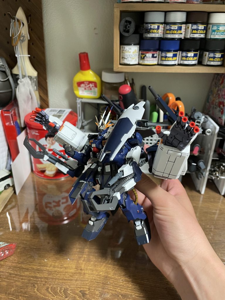 機体の各部まず背中に大型外付けジェネレータを2機搭載これによりザク改を素体にして出来ているこの機体でもサイコガンダムのメガ粒子砲の発射可能を実現。また両肩にナイフのマウントラックを搭載。事実上ビームサーベル的立ち位置です。また両肩にメガ粒子砲(ギャプランのシールドブースター)を2門装備こいつで失った推力等を再確保両腕にバイアランカスタムの腕を移植これにより実体剣だけでなく、ビームサーベルも使用可能あと気持ち程度に左肩にシールドを装備