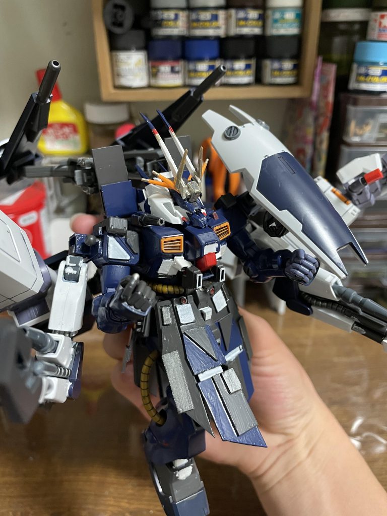 バイアランカスタムの関節部の塗りがとてつもなく下手くそですが許してください。右肩にザクマシンガンと同口径のものを使用ただし、牽制用なので10発しか撃てません。また本体に元々ついてる両肩にグレネードを装備手動で飛ばせます。