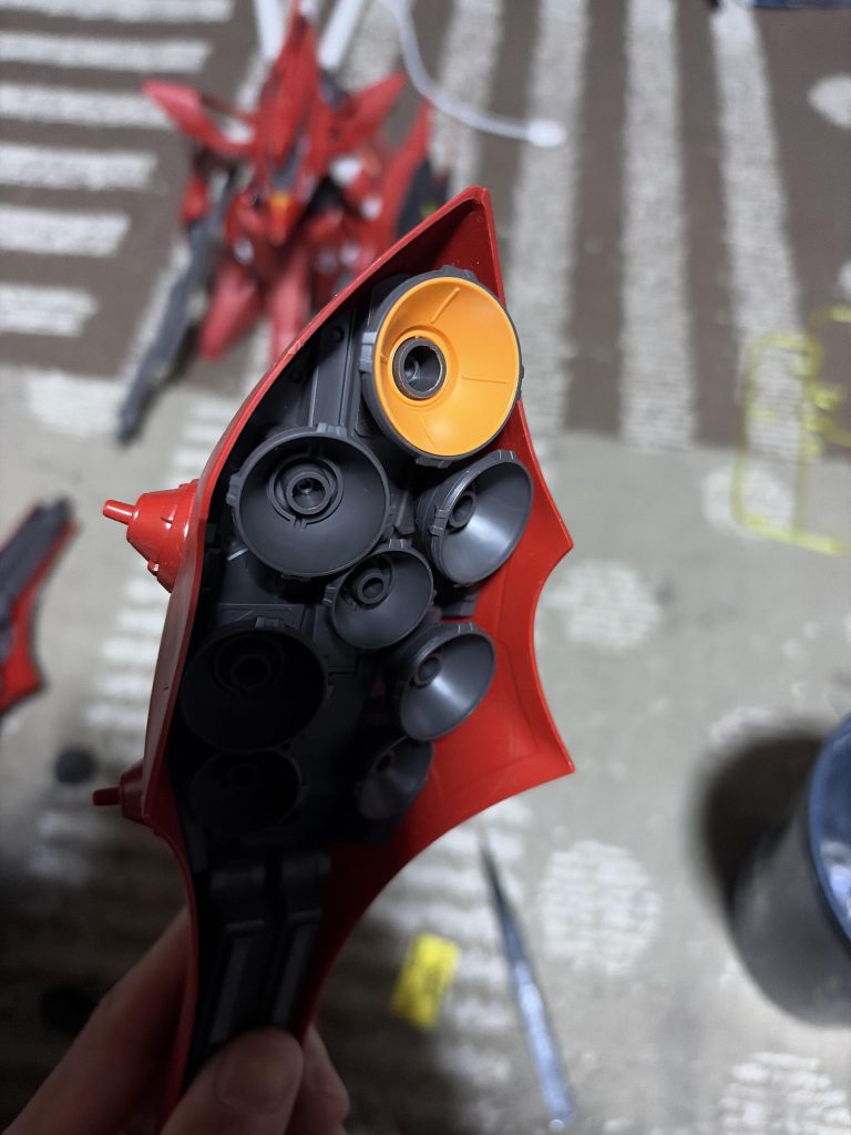 作品名：こういうスラスターノズルってさぁ…<p>ナイチンゲールやVer.kaνガンダムでもそうですが、こういう一度ハメたら終わりのスラスターノズルって、仮組みの時にハメるん結構躊躇しませんか？😂 ハメる前に予めピンバイス1.5mmでぶち抜いて、外す時はピンセットでちま [&hellip;]</p>
