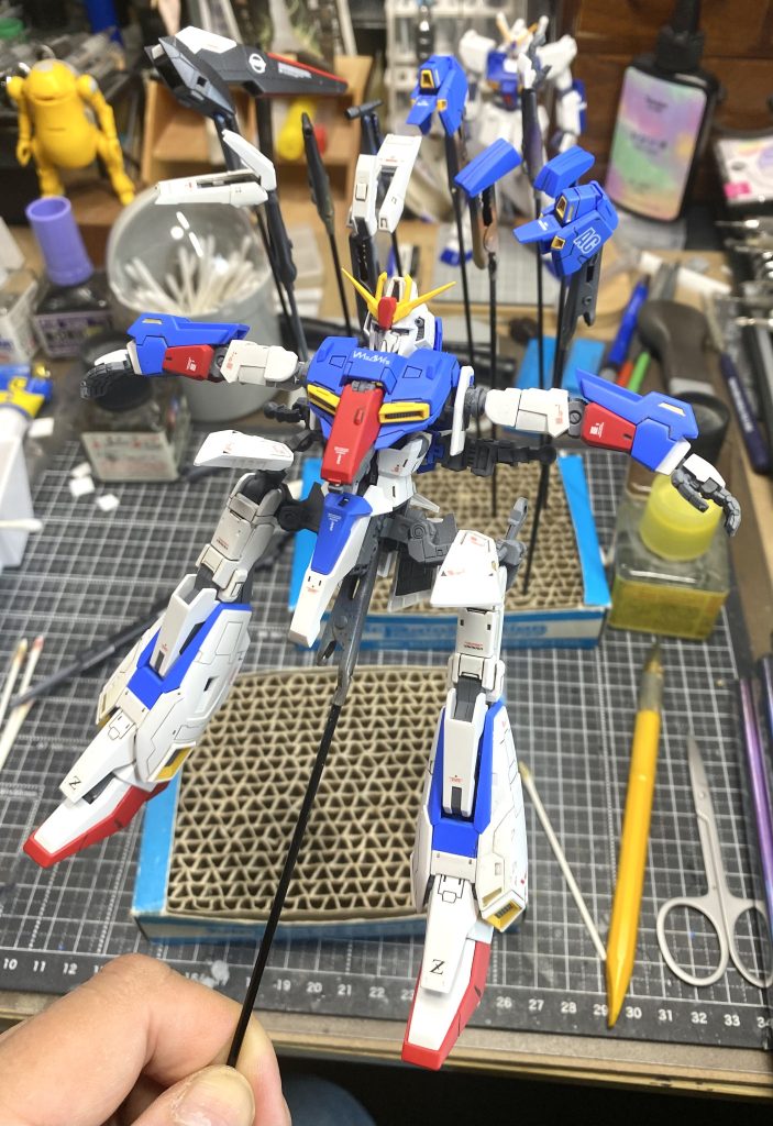 スミ入れ、デカール貼り、クリアーコートを行ってる状態です。