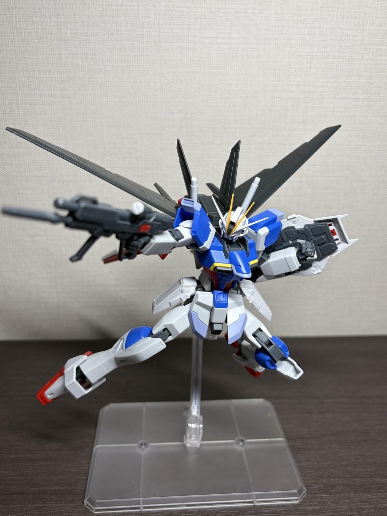 OPのシルエットイメージ。本体は合わせ目消し、後ハメ加工くらいしか基本的にしてません。素体のHGCEがかなりスタイル良く感じたのでプロポーションの変更は特にしない予定です。あとはRGから拝借したパーツが浮かないようにディテールを少々追加して塗装していこうと思っています。