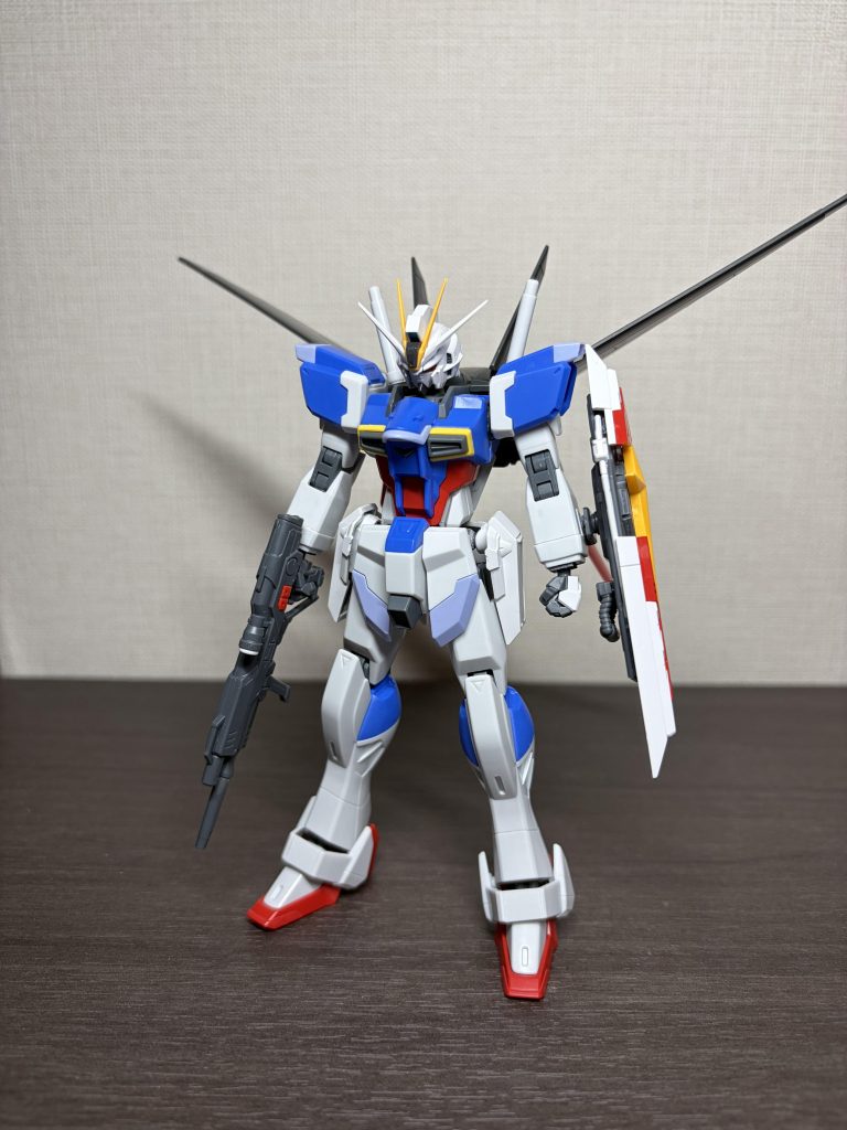 最近METALBUILDのフォースインパルスが発売されたようでレビュー動画を見ていたのですが、そこで改めてインパルスのデザインの良さに気付かされました。本当はSpecⅡカラーに塗装しようと思って積んでいたHGCEを引っ張り出して、通常(DESTINY)仕様で作ろうと触発されたという訳です…。そこでエクスカリバーが欲しいなと思い、あとはフェイスの造形がイマイチしっくり来なかったのもあり、なんやかんやでRGのソードインパルスを生贄にしてHGの特に気になる箇所を置き換えたって感じです。