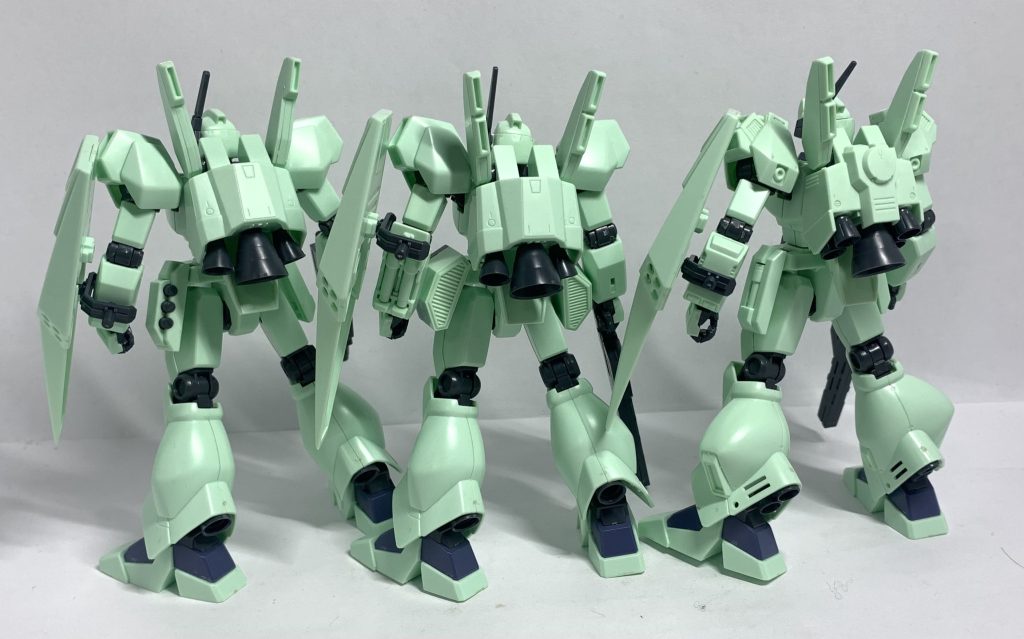 後ろからの比較。頭部のバルカンポッドシステムの形状差分、腕部の武装差分や脚部のバーニアやバックパックの違いなどあってオタク心をくすぐりますね。