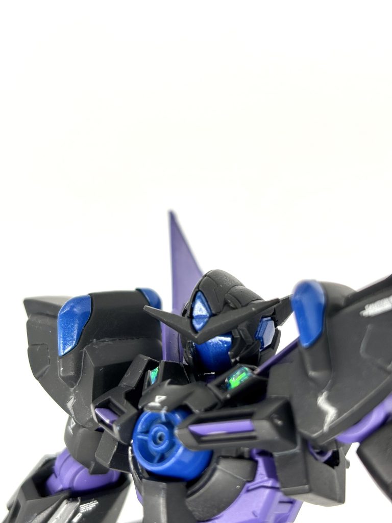 GCマスク【ガンダム・キャンセラー】GPデュエルの筐体をハッキングし、ガンダムであることを隠す、公式レギュレーションに違反した改造パーツ。素材は液体金属であり、ガンプラのスキャン時にパーツに練り込まれたナノマイクロチップが反応。ガンダムとして登録されたパーツデータを改竄するが、ガンプラの性能には一切関与しない。制作の手間と反比例した価格や、装備の手軽さから、初心者や中級者の間で大量に流通している。これはガンダム警察と呼称される、ガンダムタイプを使う人間を過度に攻撃し、デュエルを仕掛けてくる輩から身を守る術であり、当時のGPデュエルで、ガンダムタイプを使うハードルの高さが伺い知れる。