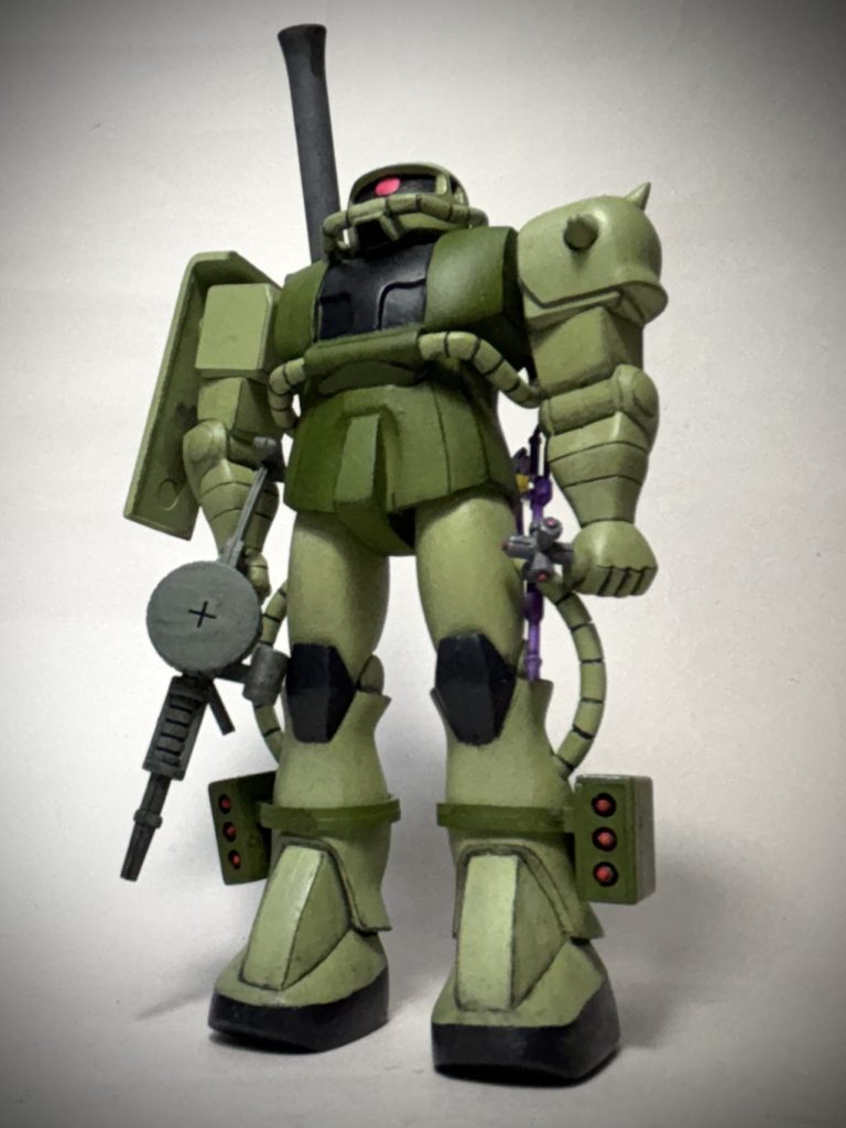 武器セットをつかって量産型をフルアーマーに。脚部ミサイルは接着せず、パーツの嚙み合わせだけでギリギリ保持している状態です。こどものころはどうやったら脱着可能にできるのか大いに悩んだ記憶があります。ザクバズーカは肩に挟んで携行しているようにしてみました。