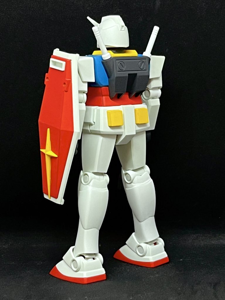 後ろ姿もユルい佇まい。ランドセルは薄く、バーニアはついていません。ふくらはぎ(所謂「ダム」(^◇^;))は合わせ目を消しています。