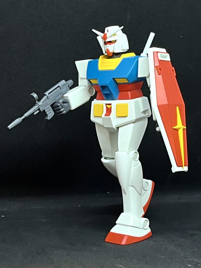 可動域は旧キット並みで、派手なポーズは取れません。なので、カッコよく決めようとしても、旧キットのパッケージの写真のようなポーズしか取れません。この辺りも含めて、このキットの味わいかと。