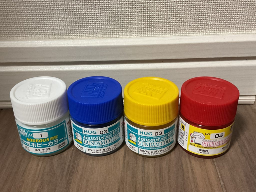 作品名：おわかりいただけただろうか<p>床と壁が背景のこちらの手抜き写真。はい。1番右だけ色が違います。間違えて水性ホビーカラーじゃなくてミスターカラーを買ってしまいました。トホホ(gundam-kao9)</p>
