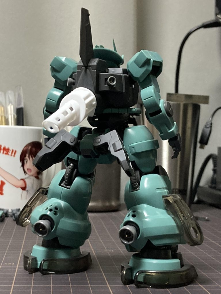 最初の頃の様子です。モノアイや動力パイプなど手当たり次第いじってカッコよくなったと思ってました。改造したこと自体に満足しちゃってた気がします。ただ、洗濯ばさみや豆乳のキャップを見るといろいろ工夫してがんばってたなと思います。