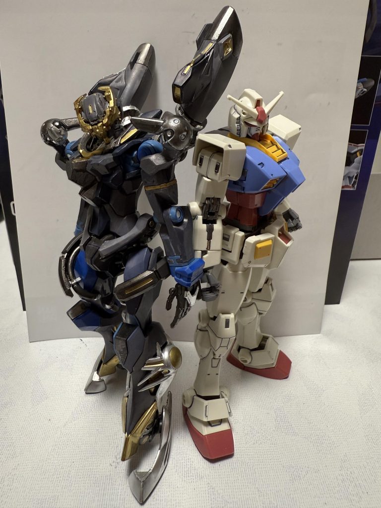 結局普通のジークアクスに戻してしまいました。こっちの方がカッコ良く見えます。ビヨンドさんと記念撮影w