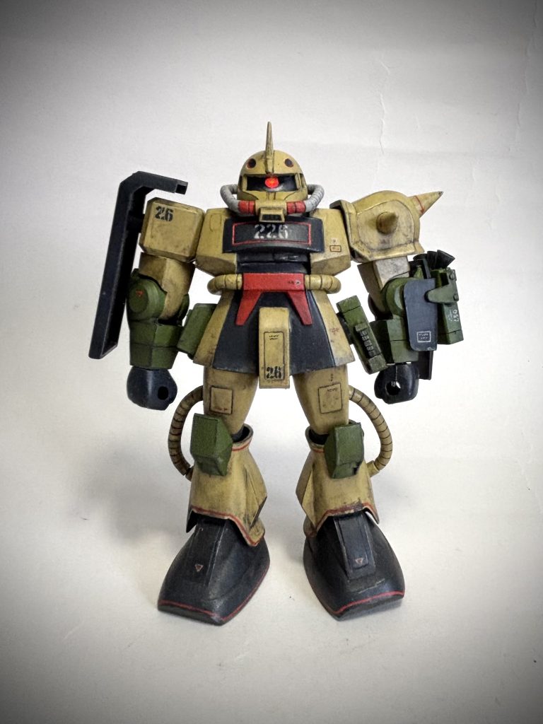 砂ドムから砂ザク。無改造でも男前ですね。デカールは使わずフリーハンドでマーキング。できるだけ箱絵にあるものを描き込んでみました。&nbsp;