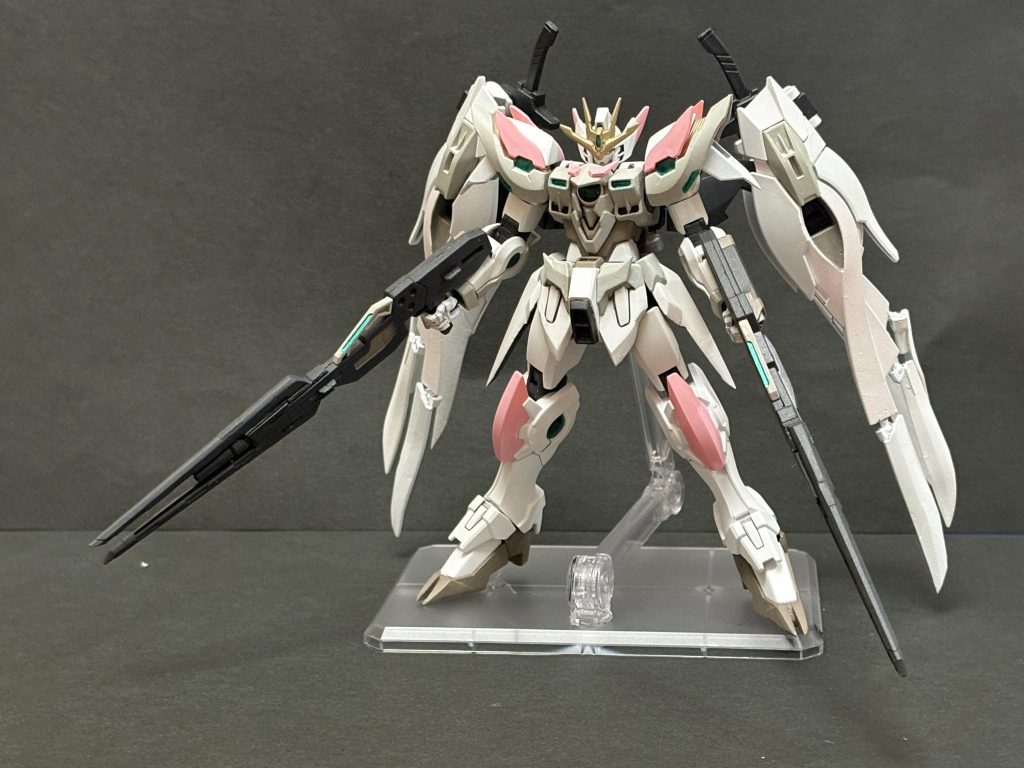 元キットがバリむちゃカッコいいので、元キットからそこまでいじらない形でアレンジしたつもりです。又、パイロットを女性で想定したので、角や肩やスカート、脛上部を削り小型化し、腕は少し延長して華奢な体型に近づけています。バスターライフルはレールガン風に延長してEW版みたいなシルエットに近づけました。