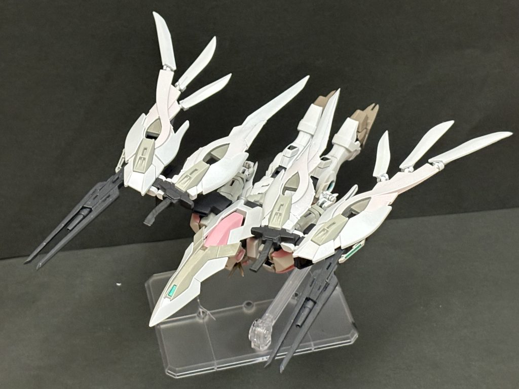 ファルコン形態もともとのネオバード形態の時点でだいぶ派手でしたが羽が広がるとよりデカく見えて良いですねぇ。ちなみに元クリアパーツたちはサイコフレームイメージで淡い配色を邪魔しない薄めのピンクに塗ってます。