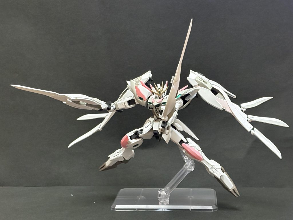 ウイングは元々4枚とも同形状だったものを斬撃用のソードタイプと飛行用のフェザータイプに分け、フェザータイプはRGウイングゼロEWから羽根を移植しEW版とのイメージとの融合を図っています。後、ウイングのアームを伸ばし、ウイングの位置を上に引き上げ上半身を大きく見せるようにしています。