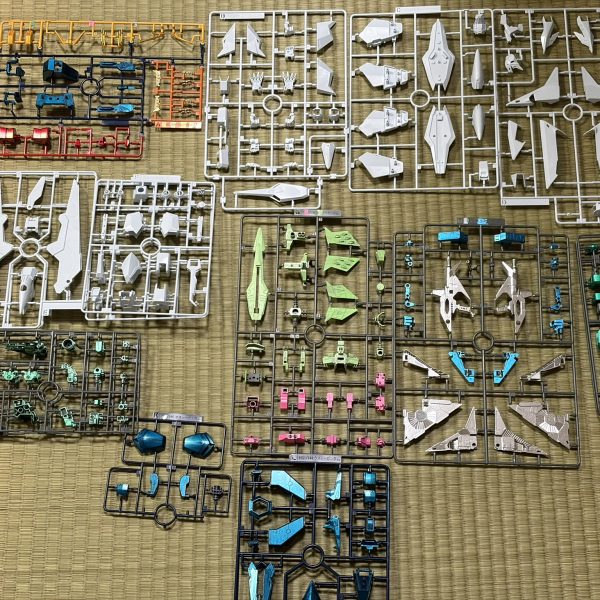 足にも、ガンダムのアンテナみたいなのがあった！なんか既視感があったので、並べてみました。足先と、胴体サイズがほぼ一緒だった！（2枚目）