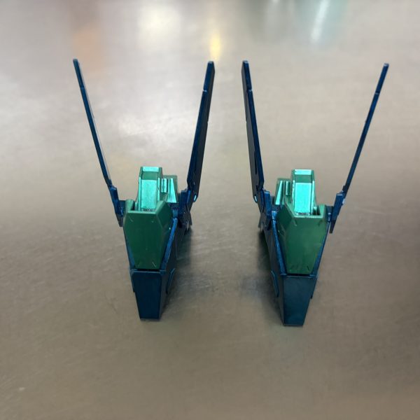 足にも、ガンダムのアンテナみたいなのがあった！なんか既視感があったので、並べてみました。足先と、胴体サイズがほぼ一緒だった！（3枚目）