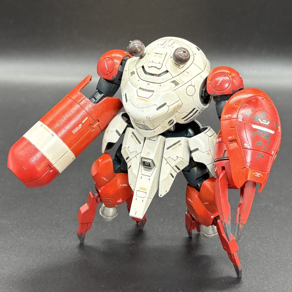 腰の手榴弾を頭に取り付け、カニの目にしました。四肢は2色の赤で塗装し、カニっぽさを出しています。