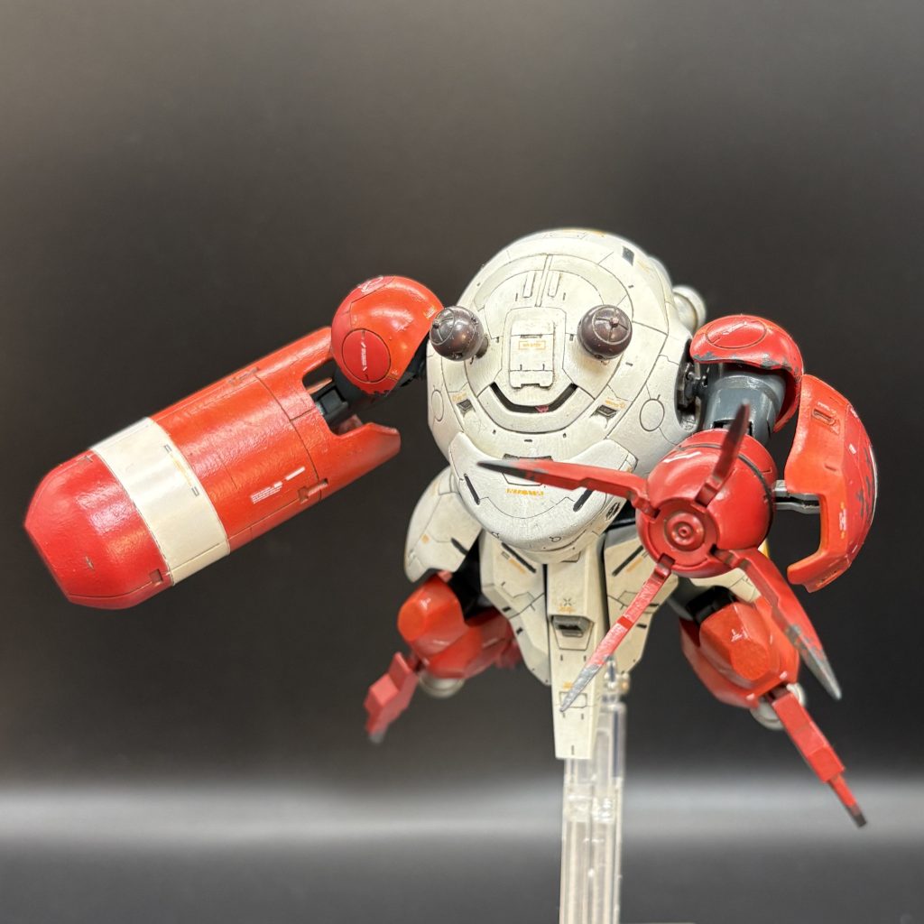 爪は接着したプラ板を削り込んでシャープ化しています。