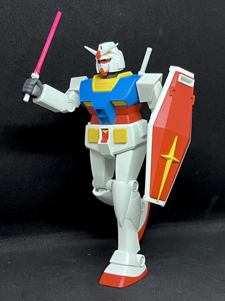 サーベルも旧キットを再現していて、やけに短くて先端も尖っていなくて細長い千歳飴のような形状です。サーベルは一体形成で色分けされていないので、刃はアクリジョンの蛍光ピンクで塗装しました。