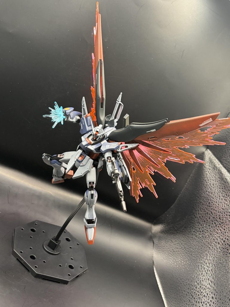 今回、SPEC2を制作する上でちょっとこだわったのが腕と足の関節をどうやって最大稼働見たいに表現するかって所なんですが、映画みたいにギラギラした赤じゃなくて金属らしい感じにしようと思ってしてみました‼️