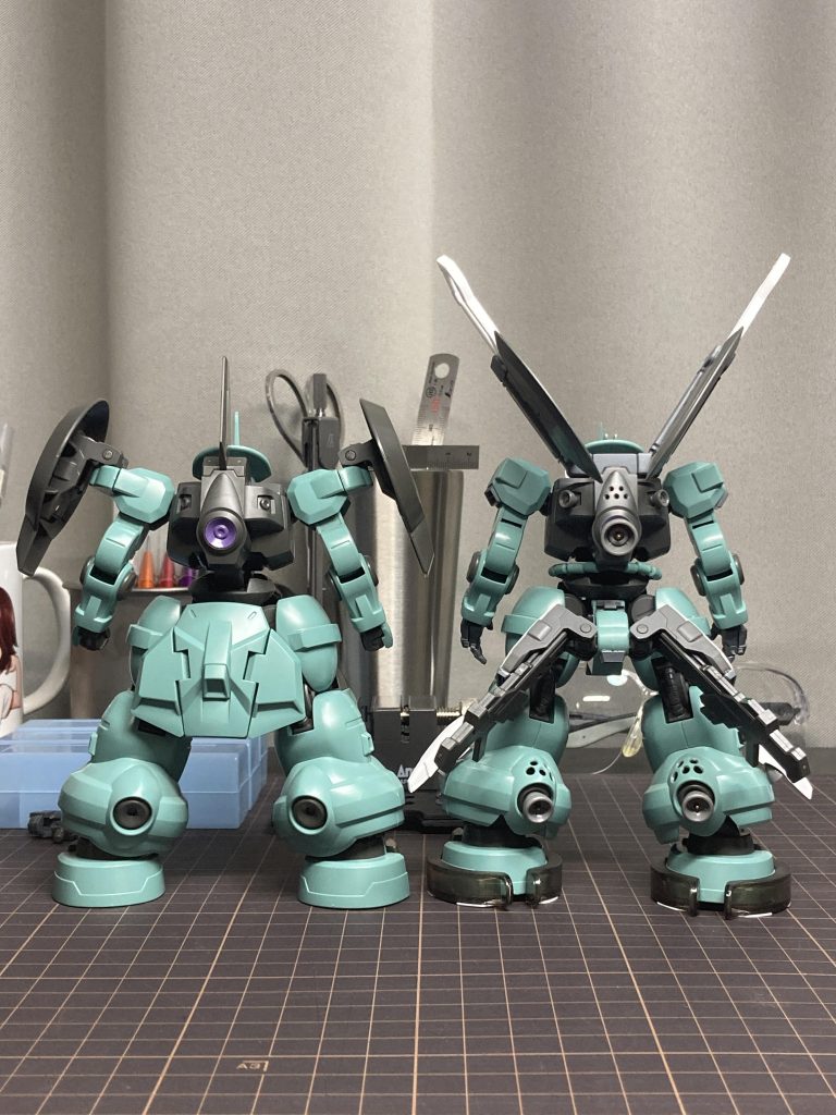 途中なんだかよくわからなくなりもう一体パチ組みして見比べたところ、パチ組みの方がカッコよく思えて愕然としました。「せっかく苦労して改造したのに」という気持ちを抑え込みつつ手直しをして、ちょっとはパチ組みよりカッコよくなったと思います。動力パイプの引き回しひとつで印象が変わることも勉強になりました。