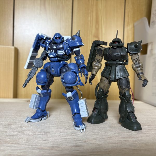 仕事などが忙しくて、なかなか進まなかった軍警ザクですが、なんだかんだで形になってまいりました(zaku-kao8)可動は無視して、アタシにとっての『ココが変だよ軍警ザク』の部分を和らげいきました(zaku-kao8)そしたら...アタシもビックリするくらいの変貌を遂げたように思います(zaku-kao8)今までのネタ作品とは一味も二味も違った、軍警ザクだったザク(zaku-kao8)問題は見た目重視するあまり、ボンドでベタベタ貼り付けたので塗装が出来るのか...&nbsp;これから塗装に入っていきますので、とりあえずシルエットと途中経過だけ後悔することにしました(zaku-kao8)&nbsp;（2枚目）