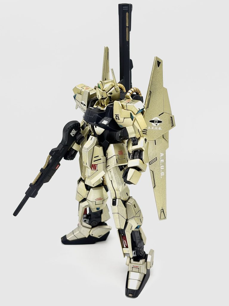 本機に本来ある赤色を敢えて排除して各所にワンポイントで赤色を使用しました。